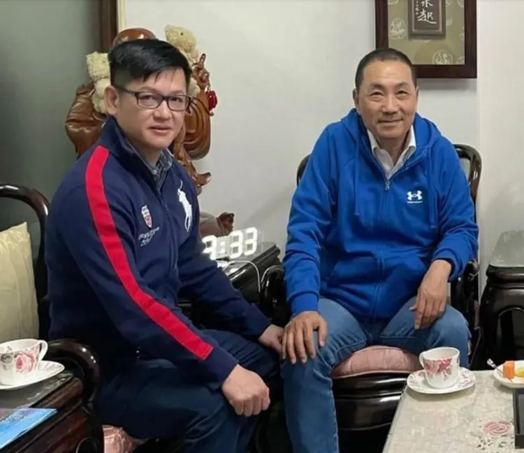 侯友宜(右)被指「勸退」有意参選立委的劉哲彰(左)。翻攝劉哲彰臉書