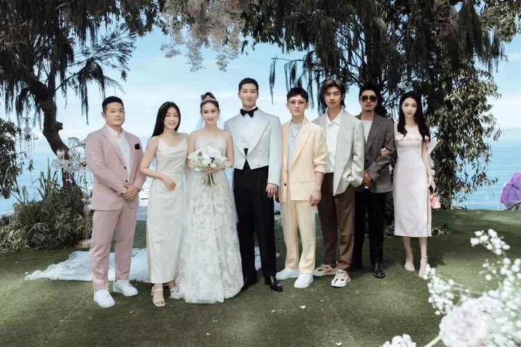 丫頭（左二）受邀出席何超蓮、竇驍峇里島婚禮。翻攝丫頭臉書