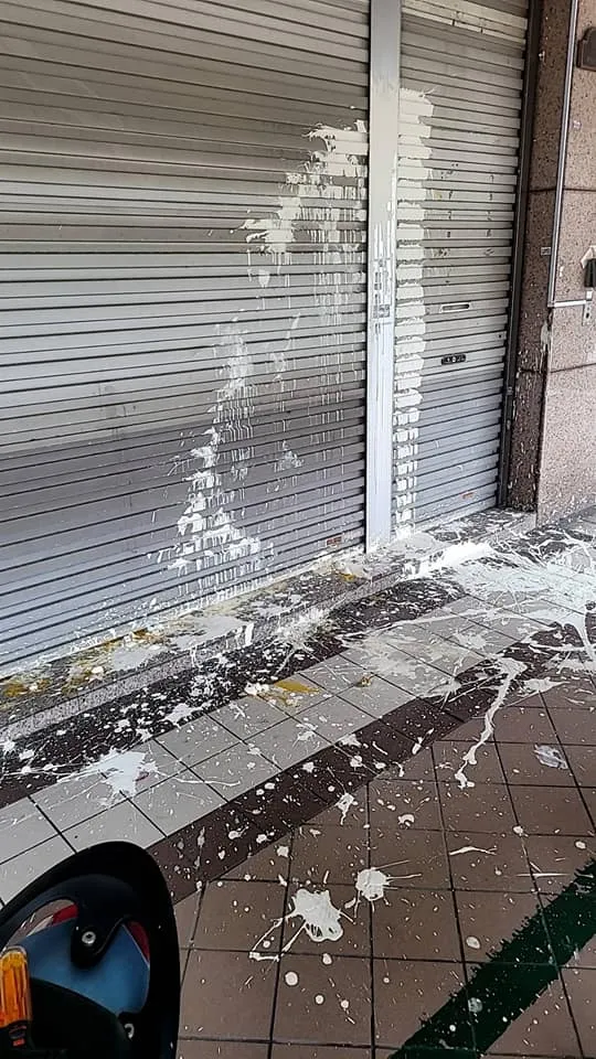 鐵捲門上也有漆蛋痕。取自臉書台南爆料公社