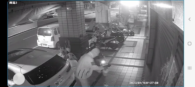 監視器錄到男子犯案過程。取自臉書台南爆料公社