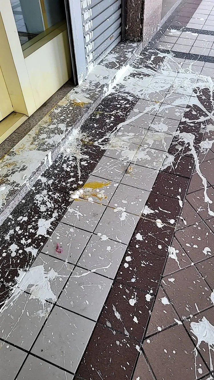 安平這家佛牌店前滿滿白漆、蛋殼。取自臉書台南爆料公社