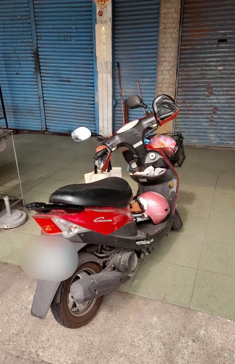 61歲婦人騎機車載孫子的途中發生車禍。讀者提供