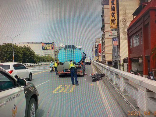 台南陸橋機車擦撞大貨車　祖孫天人永隔！60歲嬤不治8歲童逃死劫