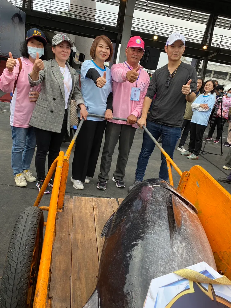 2023年屏東第一鮪拍賣會今在東港舉行，最後以每公斤1萬200元拍出，創歷史天價。讀者提供