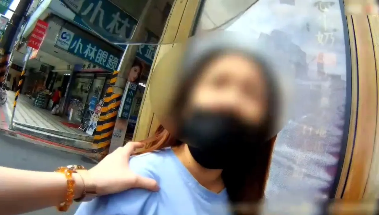 警員勸導張女應遵守規定過馬路,發現她為列管人口,卻未按時採尿送驗。翻攝畫面