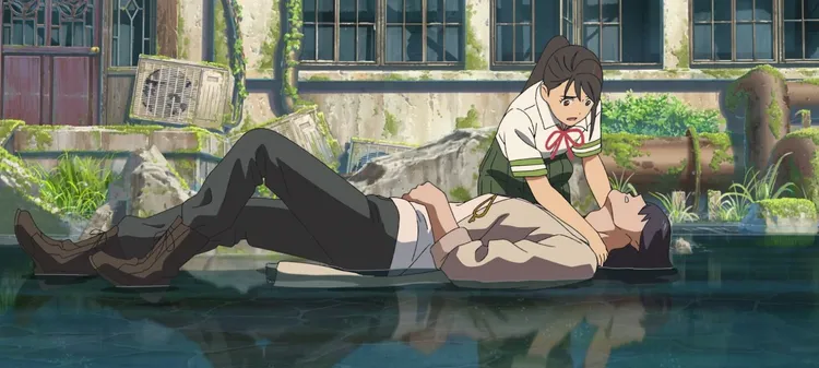 《鈴芽之旅》中鈴芽（後）和草太在廢墟中相遇。車庫娛樂提供