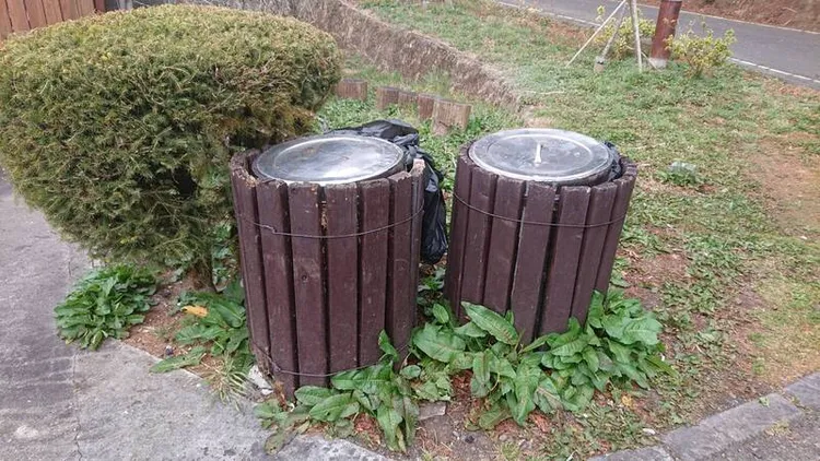 嘉義林管處11日表示，阿里山國家森林遊樂區內台灣獼猴會在舊式的垃圾桶（圖）翻找食物，現已改為加蓋式。中央社（嘉義林管處提供）
