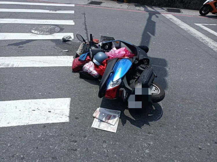 機車橫躺於路中。翻攝畫面