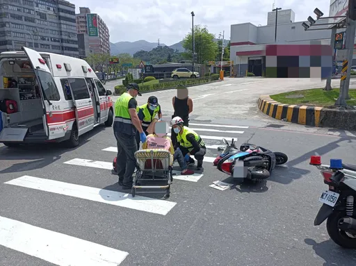 貨櫃車右轉擦撞機車釀2傷　後座7旬婦隔天傷重不治