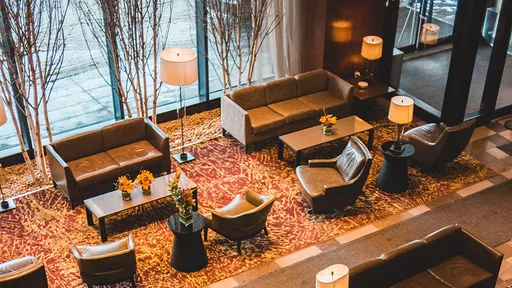 這也行?飯店超狂房型「窩大廳睡沙發」 工作人員證實說原因