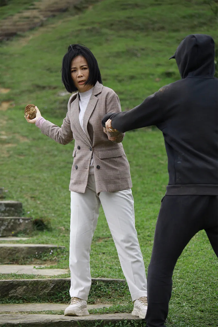 陳仙梅在懸崖邊跟歹徒打鬥，吸引不少遊客注意。民視提供