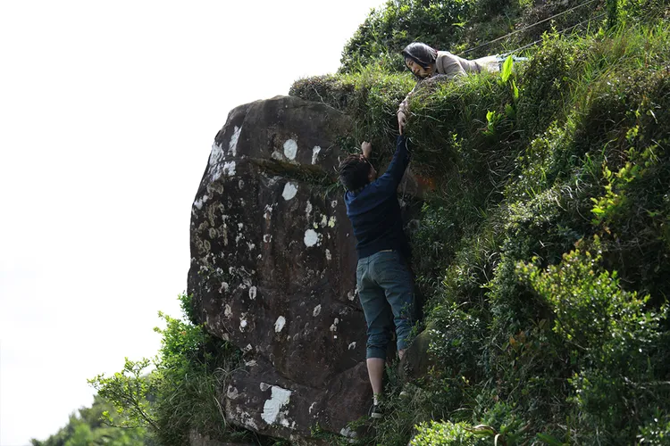 《市井豪門》中陳仙梅懸崖邊搶救吳皓昇，兩人隔天全身痠痛。民視提供