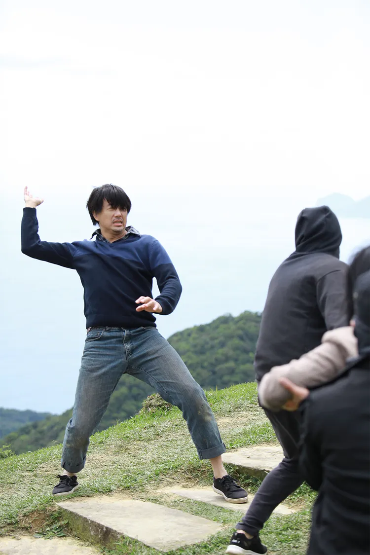 吳皓昇被綁架，跟歹徒在崖邊打鬥，場面緊張刺激，也吸引不少遊客注意。民視提供