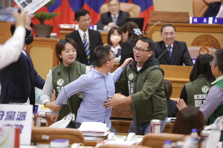 王威元解釋當下他被其他議員架住，根本無法揮拳，反而被截取影像抹黑。翻攝自新北民進黨團臉書