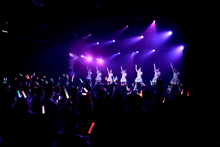 FRUITS ZIPPER首度海外演唱會獻給台灣，粉絲高舉螢光棒歡呼。ATC TAIWAN提供