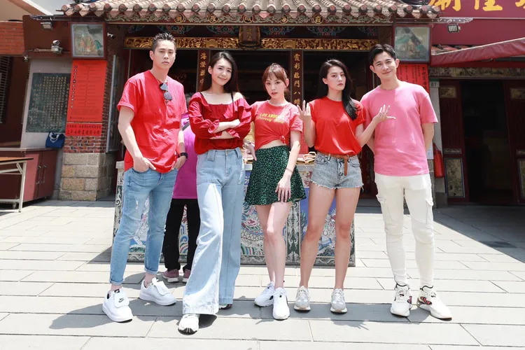 吳東諺（左起）、李又汝、賴芊合、顏曉筠、曾子益上街謝罪。民視提供