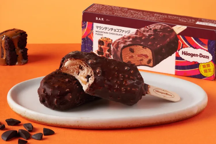 哈根達斯贅沢巧克力雪糕將濃郁的巧克力牛奶雪糕拌入巧克力餅乾，佐以香醇焦糖醬，營造法奇軟糖的特殊風味。業者提供