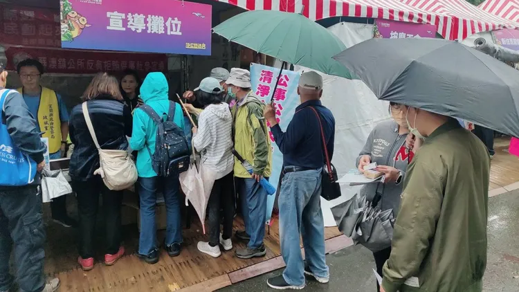 新北市消防局攤位吸引許多民眾。新北市消防局提供