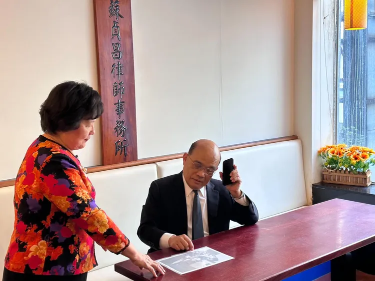 蘇貞昌復刻50年前這一幕！翻攝蘇巧慧臉書