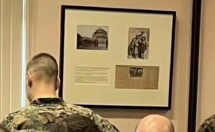 戰情室牆上的照片是1900年清朝義和團之亂後，八國聯軍佔領北京的照片。翻攝twitter@CarlZha