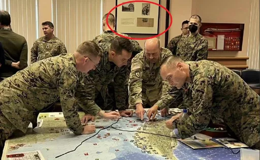 美軍深度參與台海戰局兵棋推演 戰情室掛著「佔領北京」的照片