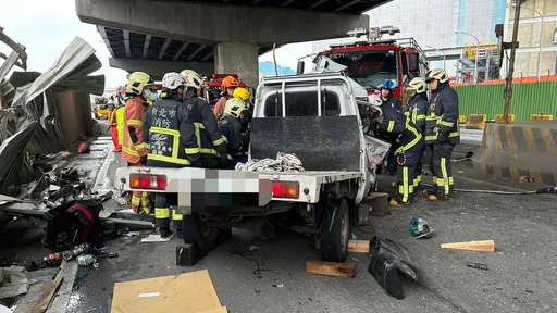 林口台15線小貨車自撞護欄　駕駛受困車內手腳骨折