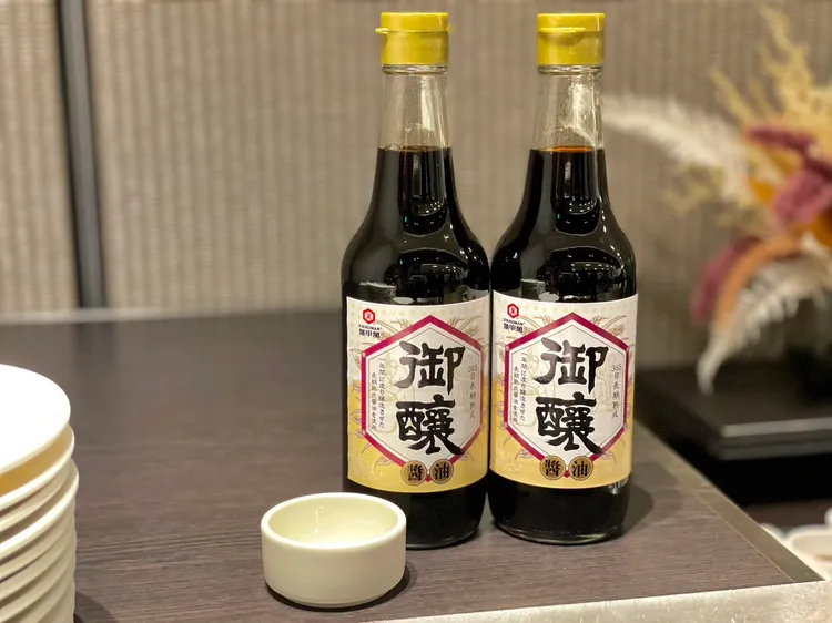 龜甲萬新品「御釀」有別於一般醬油熟成3-6個月，將熟成期延長至365天讓精華更濃縮，使醬油的醬香更濃郁，口味鮮美。曾仲葳攝