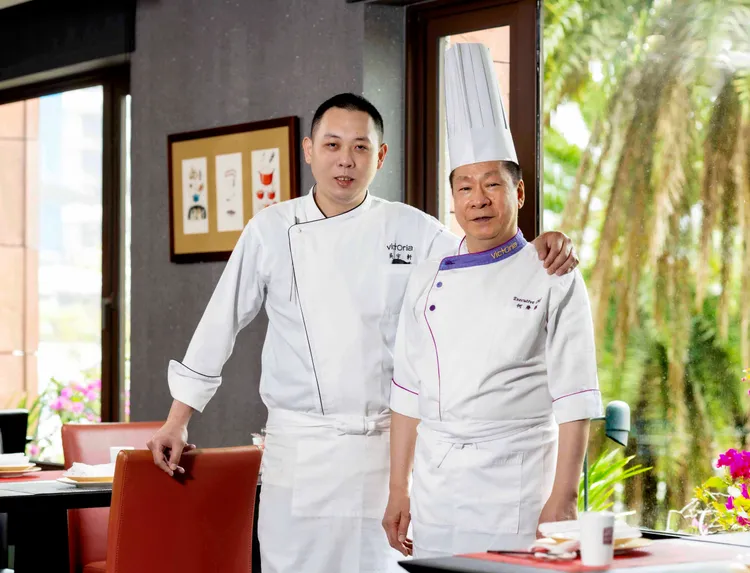 維多麗亞酒店「雙囍中餐廳」新廚吳宇軒與中餐行政總主廚何慶輝。業者提供