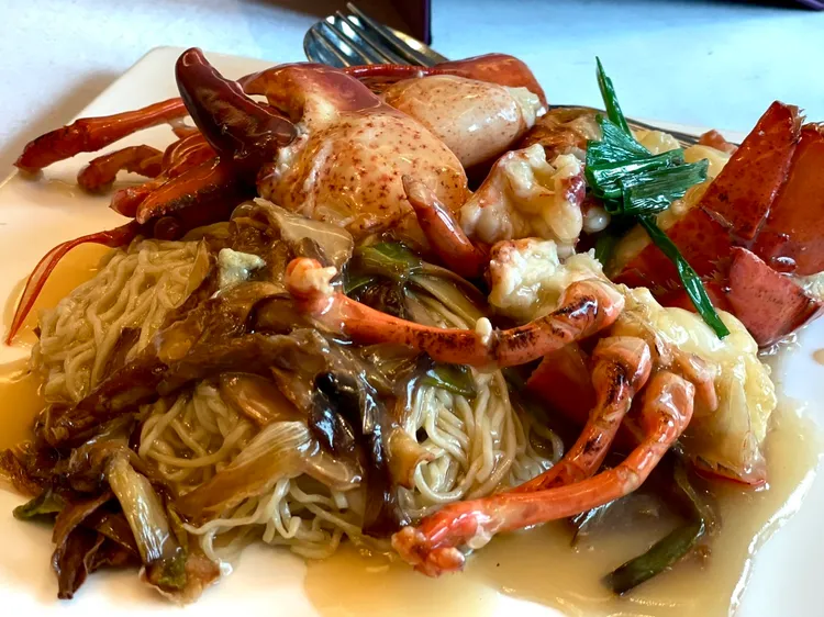 龍蝦撈麵 2000元。曾仲葳攝