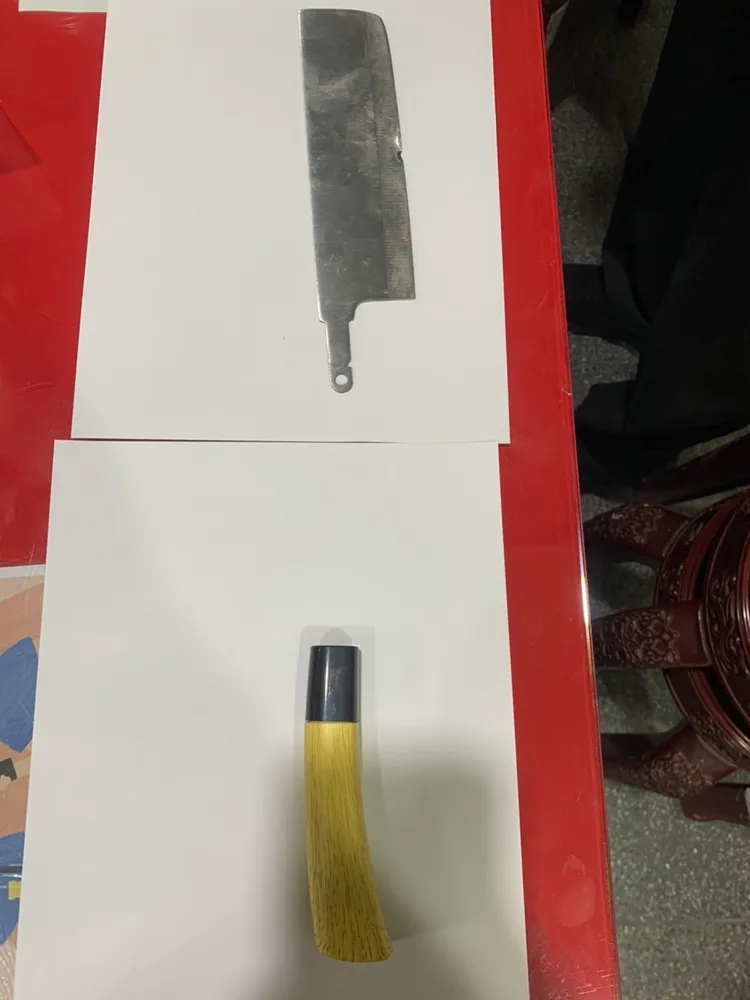 兇刀刀身與刀柄分離，可以想像當時行兇用力程度。翻攝畫面
