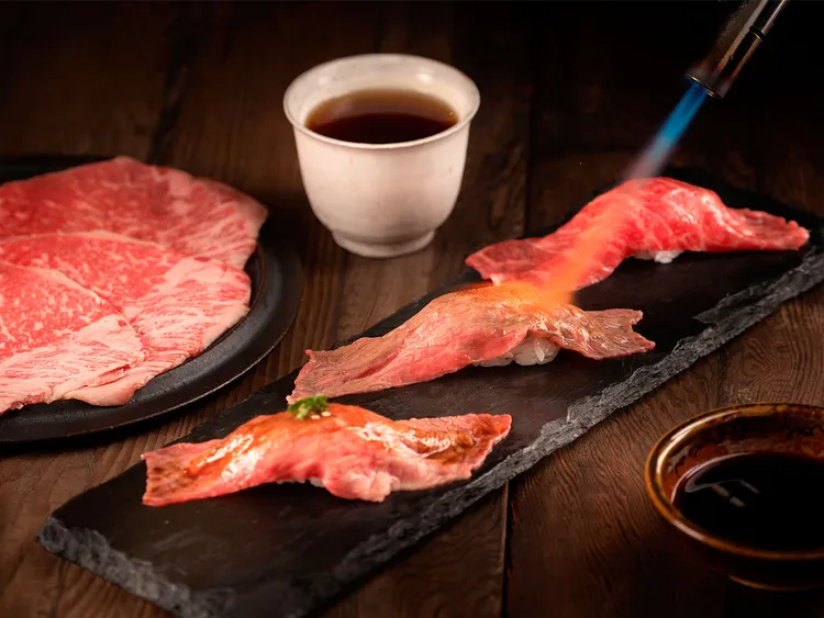 薄片和牛炙燒散發濃郁脂香，炙燒和牛壽司是必吃菜色。業者提供