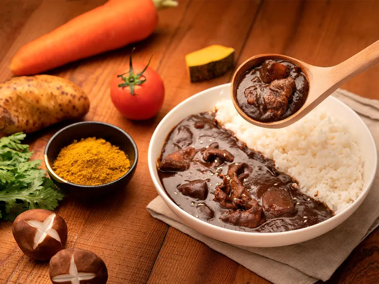 極上和牛黑咖哩選用多種蔬果、辛香料燉煮，深受顧客喜愛。業者提供