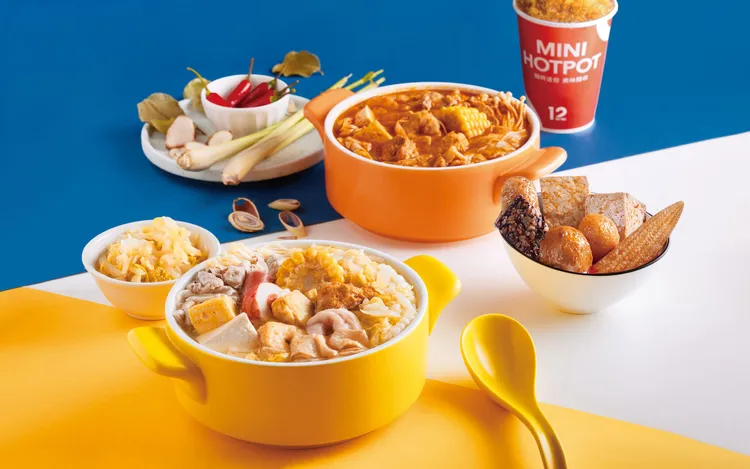 「12MINI」泰式酸辣、酸白菜鍋回歸，搭配每月12號品牌日，4/12、5/12、6/12當天憑LINE官方帳號「來點蔬菜優惠券」消費任一鍋物，加贈蔬菜一份。業者提供