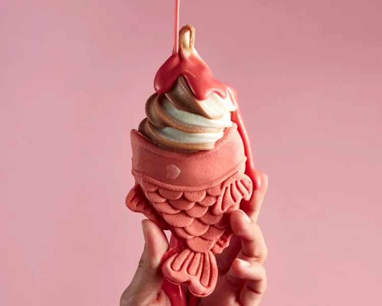 草莓麻糬鯛魚燒，搭配草莓霜淇淋，滋味酸甜不膩。業者提供