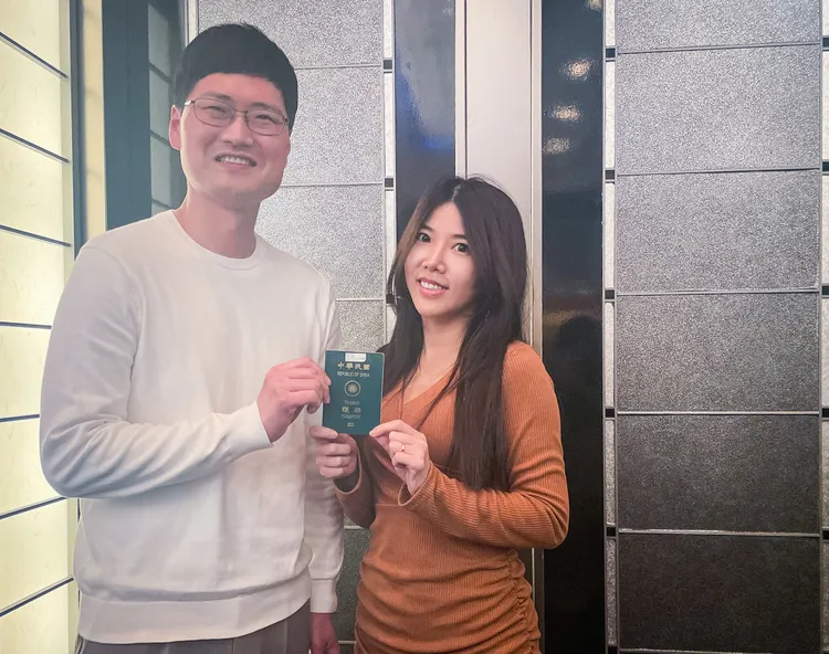 劉壽根（左起）致電警局，發現花花遺失的護照已被送過去。賴昀岫攝