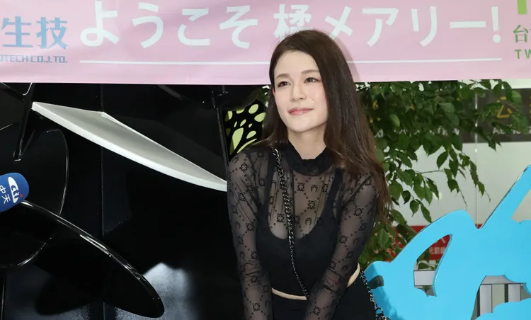 橘瑪麗今天抵台，大秀傲人好身材。鄭孟晃攝