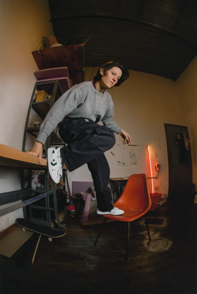 美國職業滑板好手Alexis Sablone曾參與2020年東京夏季奧運，在女子街頭決賽中排名第4，同時又具有建築師、畫家、製作人等多重身分，創造力十足。品牌提供