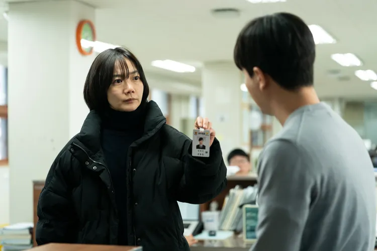 裴斗娜在《陰影下的她》扮演照顧生病的母親許久後復職的女警。華映娛樂