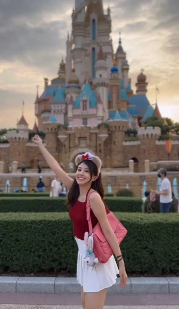 來到日本迪士尼，先和城堡拍張照。IG@joan_chen1223 提供