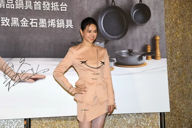 夏于喬送整套鍋具給婆婆。鄭孟晃攝