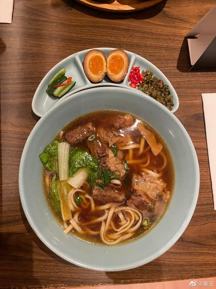 黃安一下飛機先去吃喜來登飯店的牛肉麵。翻攝黃安微博