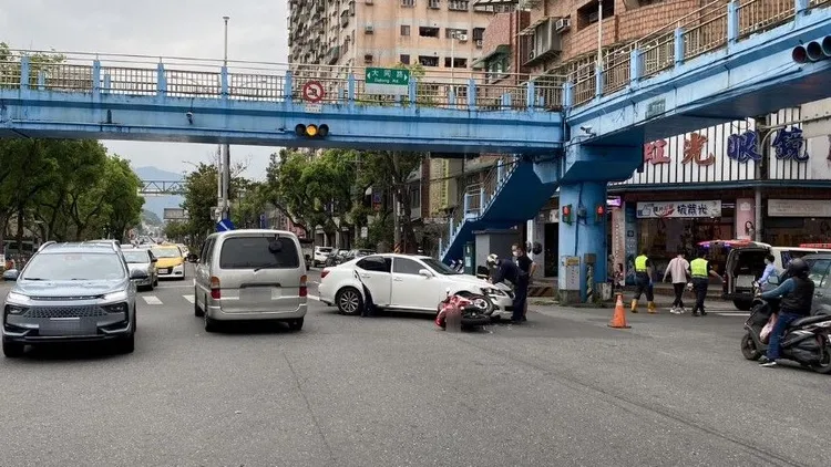 雙方在三峽區中正路與大同路口發生碰撞。三峽警分局提供