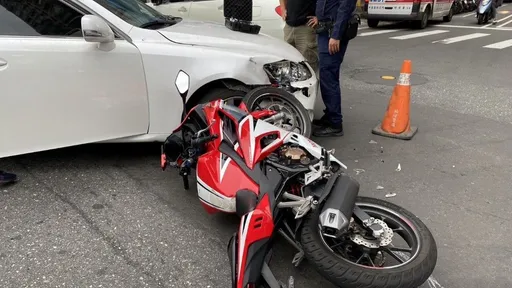 煞車不及猛撞左轉轎車　影片曝光！新北騎士彈飛砸碎擋風玻璃