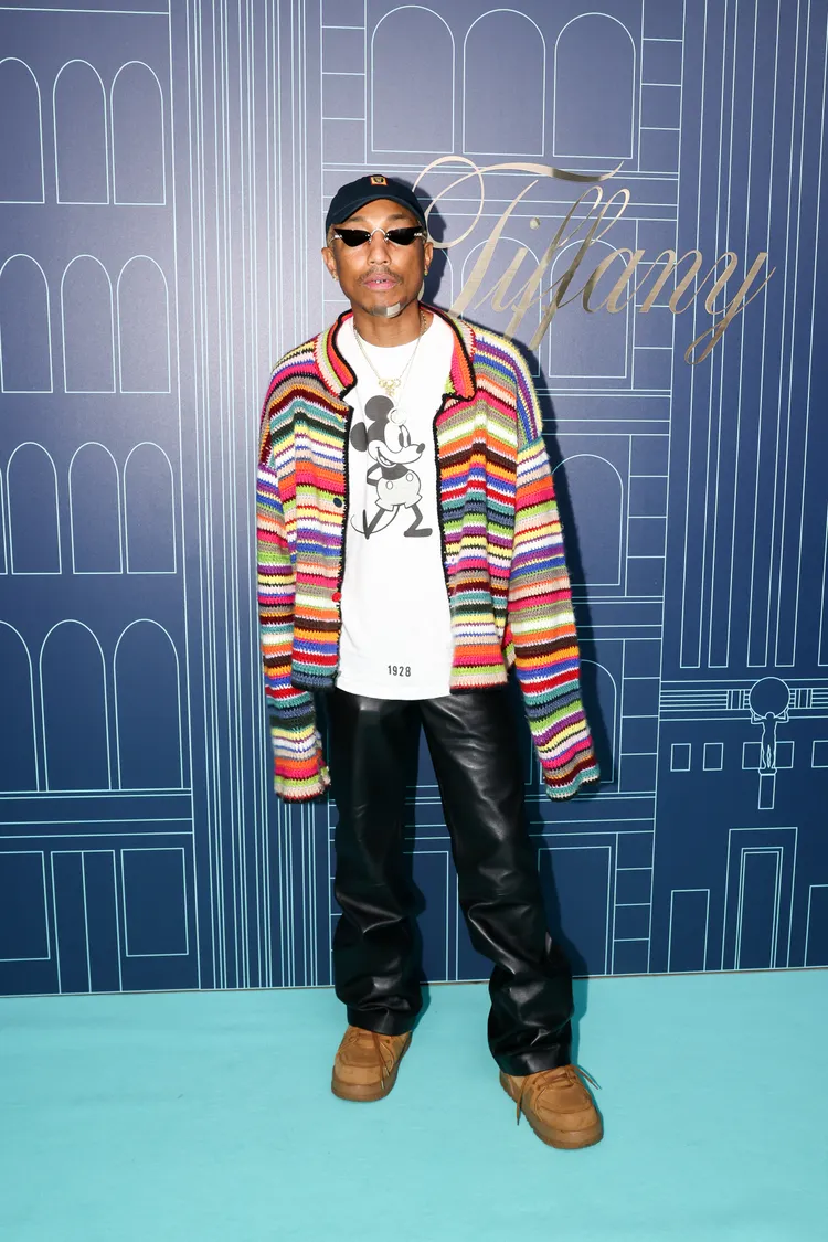 法國精品路易威登新官上任的男裝藝術總監「菲董」，也戴著1副鑲鑽墨鏡酷帥亮相。品牌提供