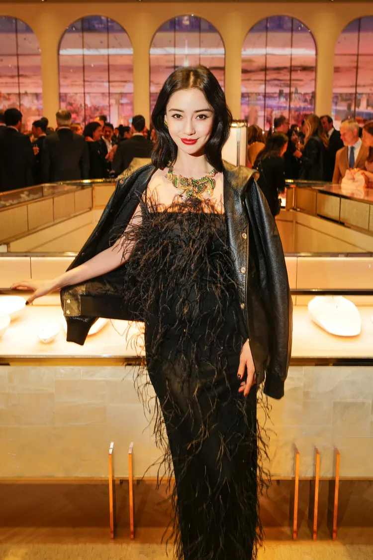 做為華人女星代表的Angelababy，一襲黑色羽毛裙十分搶鏡。品牌提供