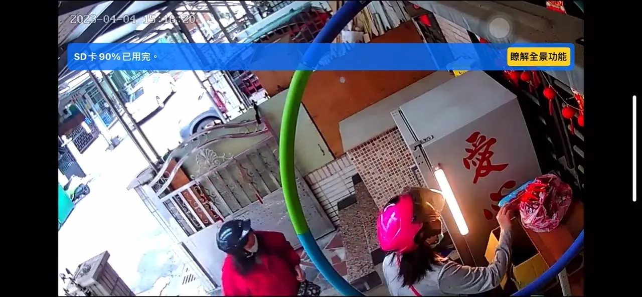 4/42名女子就曾來搜刮過冰箱食物。翻攝自臉書「爆料公社」