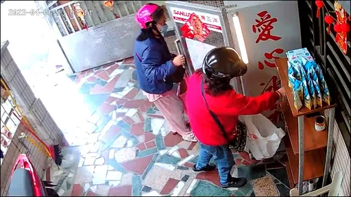 兩女搜刮愛心冰箱！遭制止反嗆「食物都是臭的」　掃貨行為全都錄