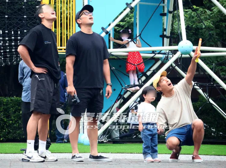 楊祐寧（右起）手指天空與女兒Anah及張孝全和友人，張大嘴巴一起抬頭，看著飛過的飛機。特勤中心攝