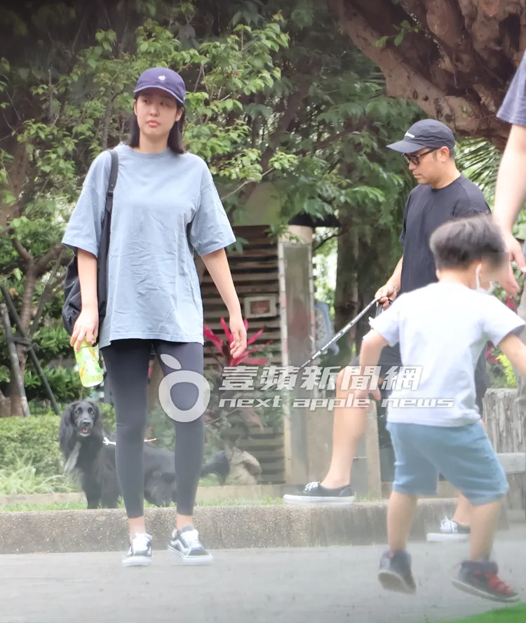 「國民老公」張孝全（右）與穿著寬鬆、有些圓潤的張太太，也在公園內一同關注著兒子。特勤中心攝