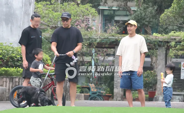 張孝全兒子騎腳踏車，吸引張孝全（左三）及楊祐寧（右二）的目光。特勤中心攝